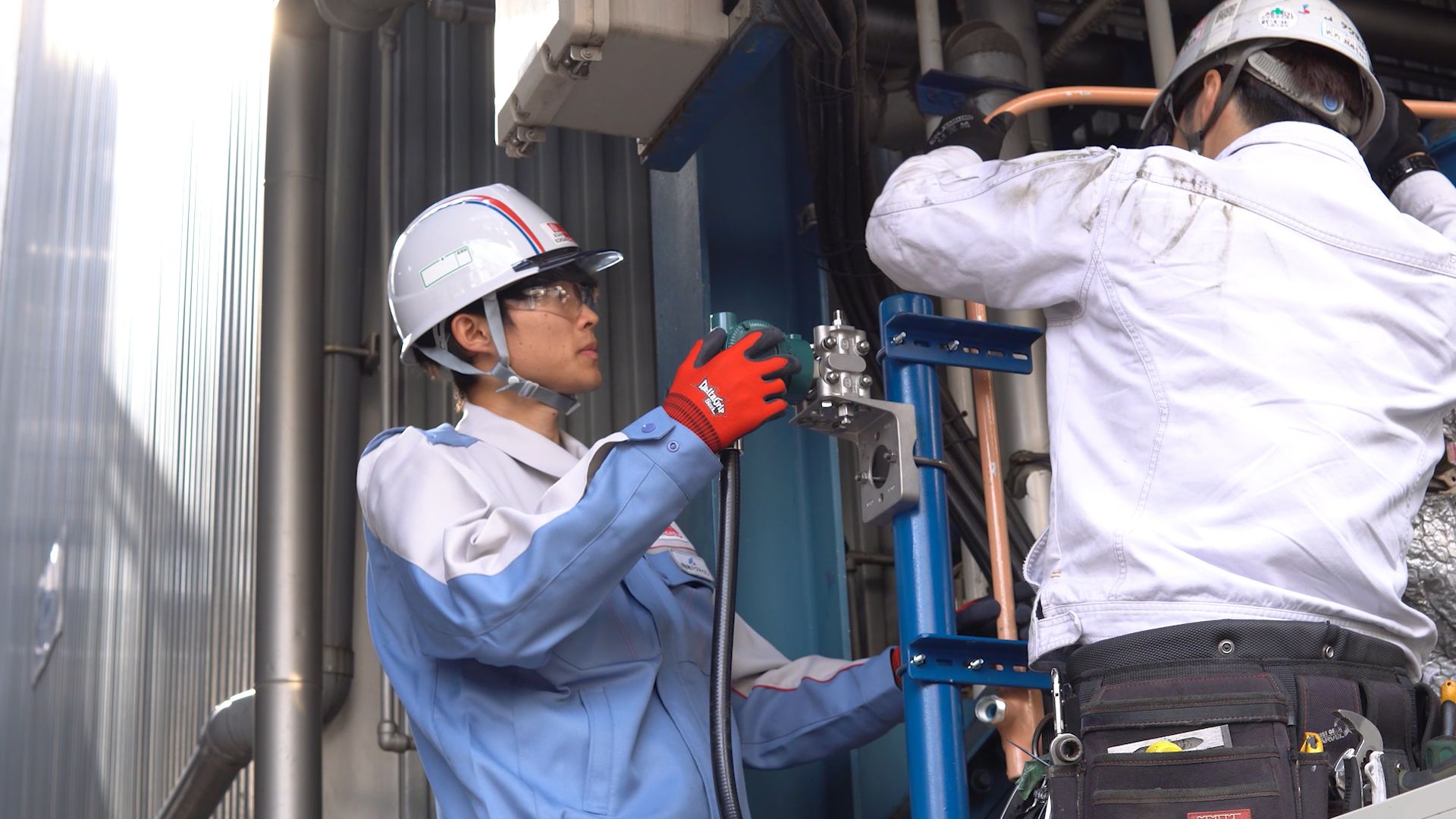 電気計装エンジニアの仕事風景2